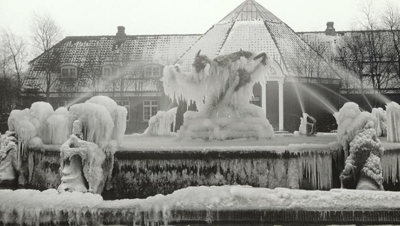 Springvandstrolden foran Vejen Kunstmuseum - med is-pels